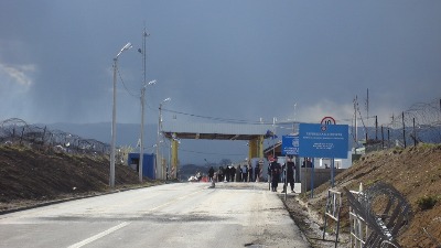 Raseljeni Srbi blokirali prelaz Merdare ka Kosovu