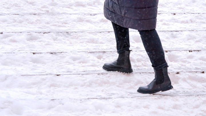 Stavite ovo u obuću pre izlaska iz kuće i noge vam se nikada NEĆE SMRZNUTI 