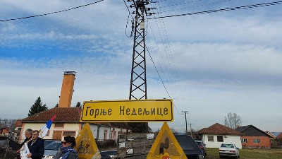 Nepoznati ljudi uzimaju uzorke sa njiva meštana GN Nepoznati ljudi uzimaju uzorke sa njiva meštana GN