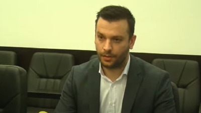 SNS funkcioner se skidao go u kafiću, pa dobio batine