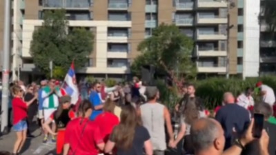 Navijači "opleli" kolo ispred Novakovog hotela (VIDEO)