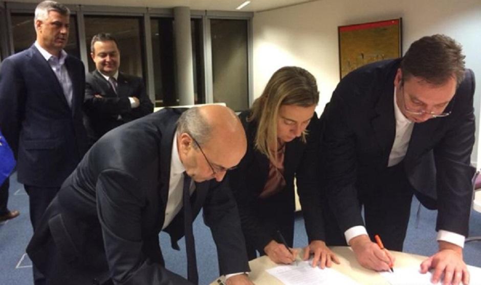 Vučić stavlja potpis na sporazum o pravosuđu sa kosovskim premijerom Isom Mustafom, FOTO: Federica Mogherini/Twitter
