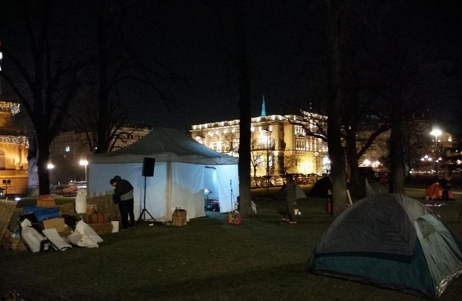 Postavljeni su šatori ispred Predsedništva FOTO: Direktno.rs