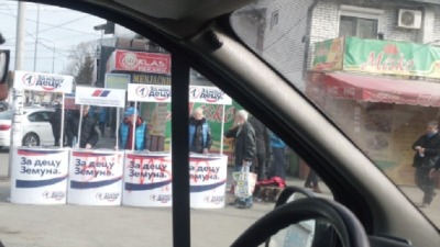 Narod išarao štandove naprednjacima (FOTO)