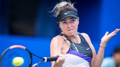 Uzela zolju u ruke, samo koga će da dokusuri? Poznata ukrajinska teniserka šokirala fanove uoči Vaskrsa (VIDEO)