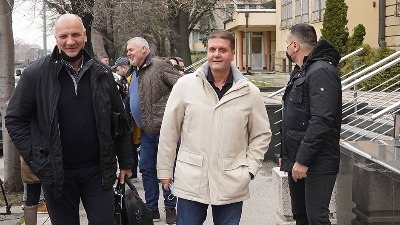 Sin bivšeg crnogorskog tužioca uslikan sa Šarićem na suđenju