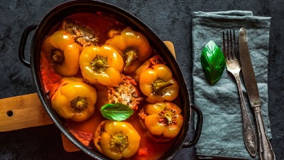 Punjene paprike u paradajz sosu iz rerne