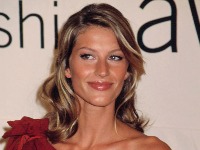 UDALA SE Žizel Bundšen: 3 godine nakon razvoda od Toma Brejdija u tajnosti stala na ludi kamen 