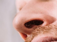 Čačkanje nosa povećava rizik od Alchajmerove bolesti