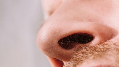 Čačkanje nosa povećava rizik od Alchajmerove bolesti