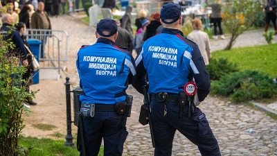 Zemunci brutalno pretukli komunalnog milicajca: Hteo da napiše kaznu za parking