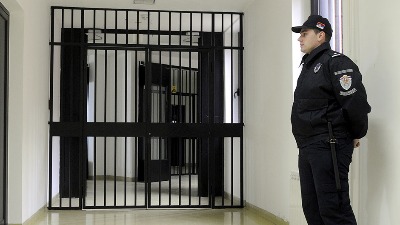 Šok u zatvoru: Trans zatvorenik drži "opasnog momka" u šaci!