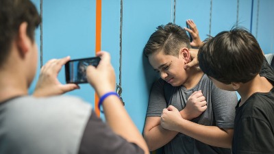 Dečaka (14) pretukli vršnjaci u Beogradu, sve snimali