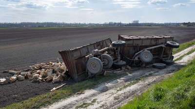 Prevrnuo se traktor, poginula dva deteta