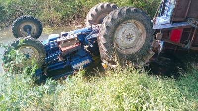 Poginule dve osobe u prevrtanju traktora