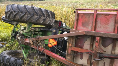 Muškarac poginuo kada se prevrnuo traktor