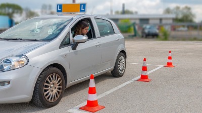 Auto-škole u PROBLEMU? Mladi beže od vozačke: Preskupo i prekomplikovano!