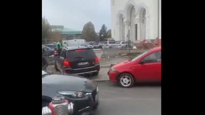 Niko ne reaguje na bahato parkiranje ispred Hrama (VIDEO)