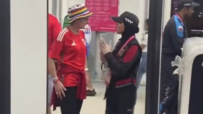 Zbog kapa duginih boja nisu mogli na stadion (VIDEO)