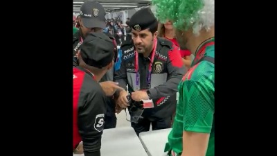 Navijači hteli da unesu alkohol na stadionu u DVOGLEDU (VIDEO)