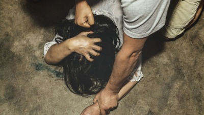 Nasilnik udarao suprugu u glavu ispred vrtića