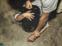 Zverski mučio devojku, sekao je nožem i šutirao u glavu