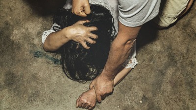 Zverski mučio devojku, sekao je nožem i šutirao u glavu