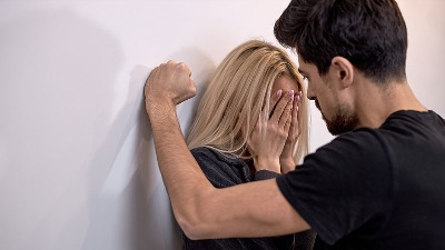 Horor na Cvetkovoj pijaci: Čovek šamara ženu (UZNEMIRUJUĆI VIDEO)
