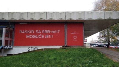 Telekomova kampanja protiv SBB-a: Ogromni plakat na SC Voždovac