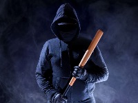 Maskirani napadači palicama razbili poznati kafić u Beogradu