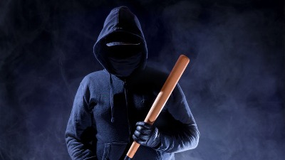 Maskirani napadači palicama razbili poznati kafić u Beogradu