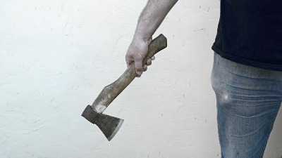 Muškarac SEKIROM ubio oca i teško povredio majku