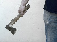 Maskirani napadači mladiću polomili noge, izboli ga i pobegli: Jedan od njih NOSIO SEKIRU