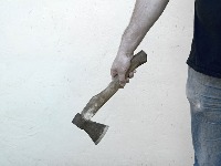 Muškarac ušetao u apoteku i zabio sekiru u pult! Užas u Zemunu