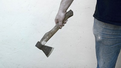 Muškarac ušetao u apoteku i zabio sekiru u pult! Užas u Zemunu