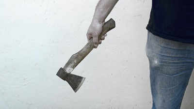 Izašao da pomogne čoveku na Božić, pa dobio sekiru u glavu: Horor kod Uba