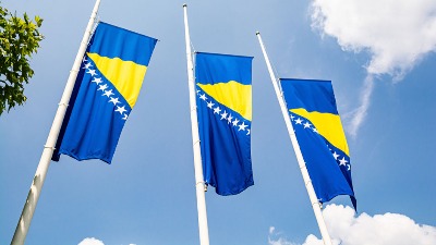 Zastave u BiH na pola koplja zbog tragedije u Beogradu