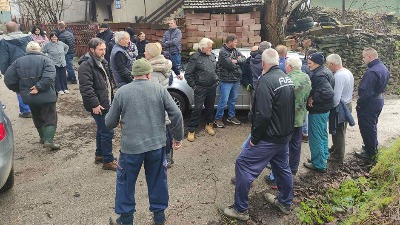 Meštani blokirali put i oterali investitora (FOTO)