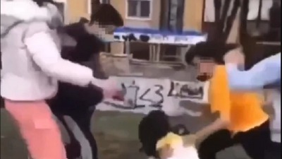 Jezivo vršnjačko nasilje u Borči: Brutalno šutiraju druga (VIDEO)