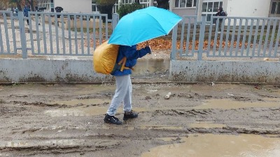 Škola u centru grada, a ispred nje blato: Roditelji besni!