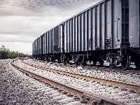 Iskliznuli vagoni kod Kosjerića i dalje stoje pored puta, meštanima služe kao orijentir