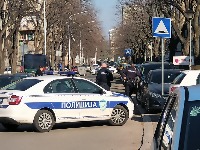 Dramatičan snimak: Čovek prelazi ulicu, udara ga autobus