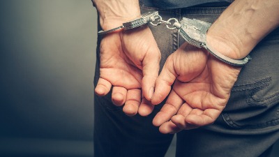 GOVORILI DA IM JE NEKO IZ PORODICE TEŠKO POVREĐEN Lisice za lažne lekare u Beogradu