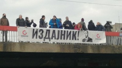 Policija uklonila transparent "Vučić izdajnik" (FOTO)