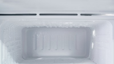 "Mnogi to rade pogrešno": Žena pokazala kako se PRAVILNO koristi strugač za led (VIDEO) 