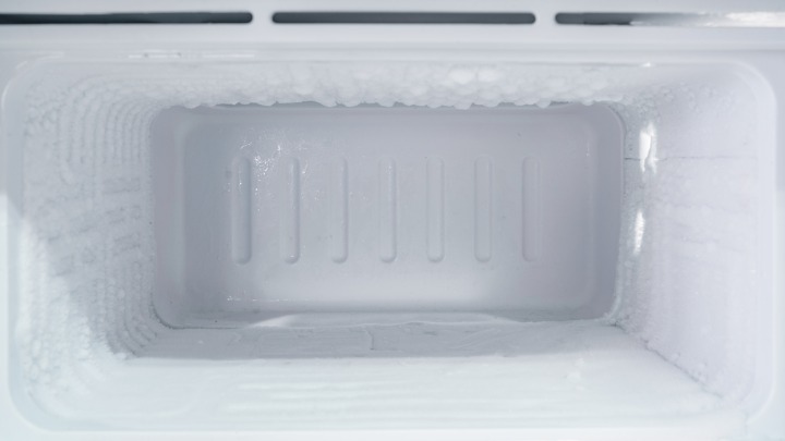 "Mnogi to rade pogrešno": Žena pokazala kako se PRAVILNO koristi strugač za led (VIDEO) 