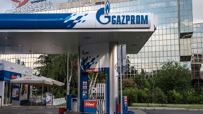 SANKCIJE NIS-U Plaćanje goriva moguće samo JEDNOM karticom 