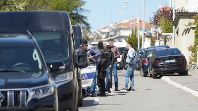 Istrčao iz kola: Policajac osumnjičen da je deo Šarićevog klana pobegao u Albaniju?! Istrčao iz kola: Policajac osumnjičen da je deo Šarićevog klana pobegao u Albaniju?!