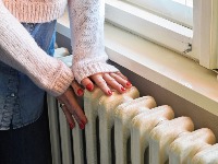 Broj namenjen prijavi kvarova grejanja ne radi: Beograđani se smrzavaju, a vlast ćuti