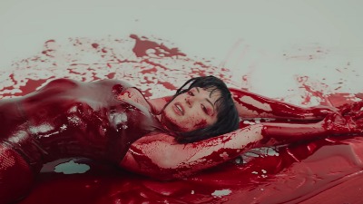 Lanci, koža, krv: Sara Jo DIVLJA u novom spotu (VIDEO)